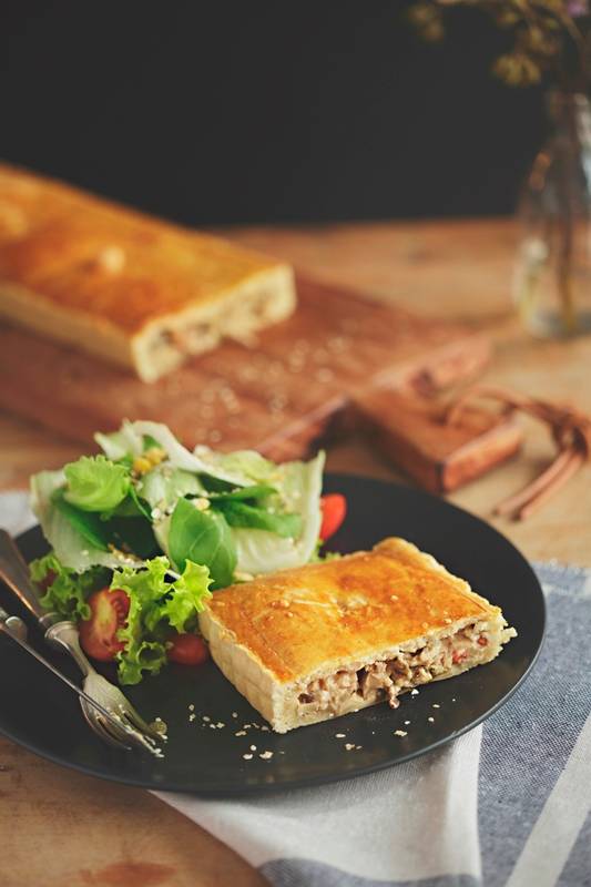 A loja serve uma versão executiva de suas tortas, onde o pedaço é acompanhado por uma salada A loja serve uma versão executiva de suas tortas, onde o pedaço é acompanhado por uma salada