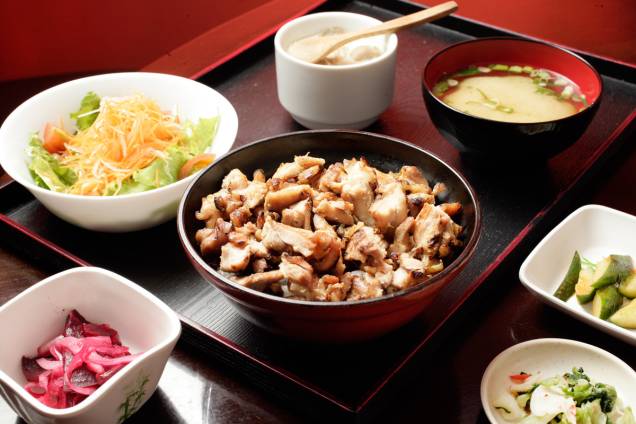 Toriyaki: frango em cubos grelhados sobre arroz junto dos acompanhamentos Toriyaki: frango em cubos grelhados sobre arroz junto dos acompanhamentos