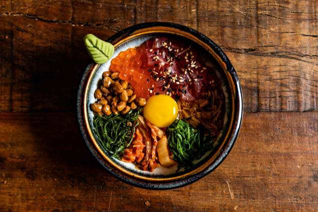 O yamakake, com base de cará ralado, ganha a cobertura de atum cru em pedacinhos, soja e acelga fermentadas, ovas de salmão, cebolinha, cogumelo em conserva, shissô e gema de ovo de codorna O yamakake, com base de cará ralado, ganha a cobertura de atum cru em pedacinhos, soja e acelga fermentadas, ovas de salmão, cebolinha, cogumelo em conserva, shissô e gema de ovo de codorna