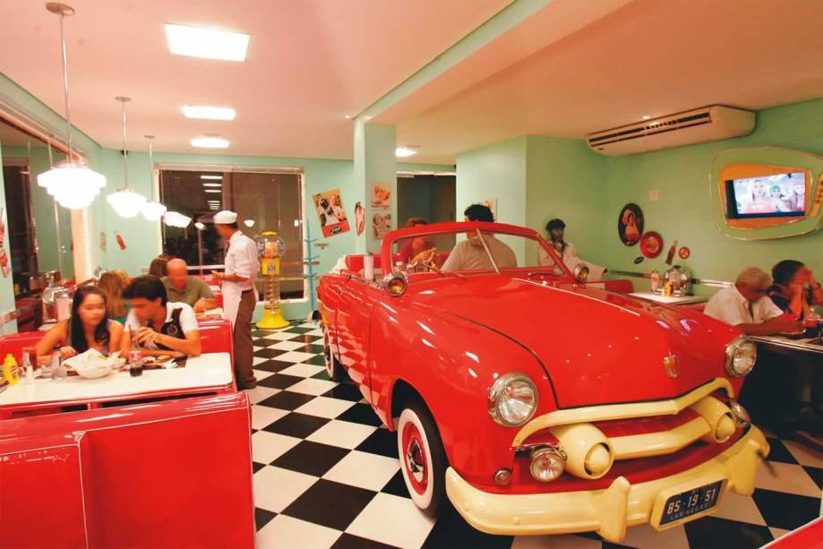 Decoração retrô: a mesa que fica dentro da réplica de um Ford 1951 é a mais disputada Decoração retrô: a mesa que fica dentro da réplica de um Ford 1951 é a mais disputada