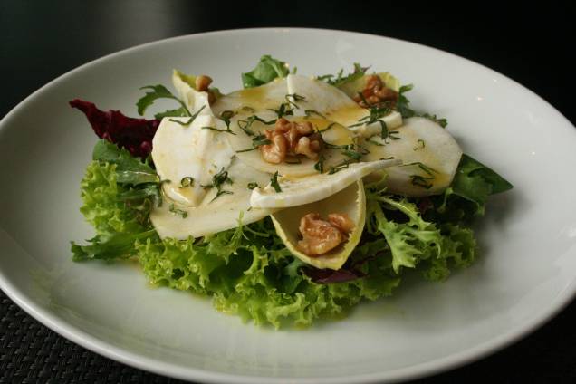 Insalata di pera al caprino (folhas verdes, queijo de cabra fresco com pêra e nozes, R$ 27,00) Insalata di pera al caprino (folhas verdes, queijo de cabra fresco com pêra e nozes, R$ 27,00)