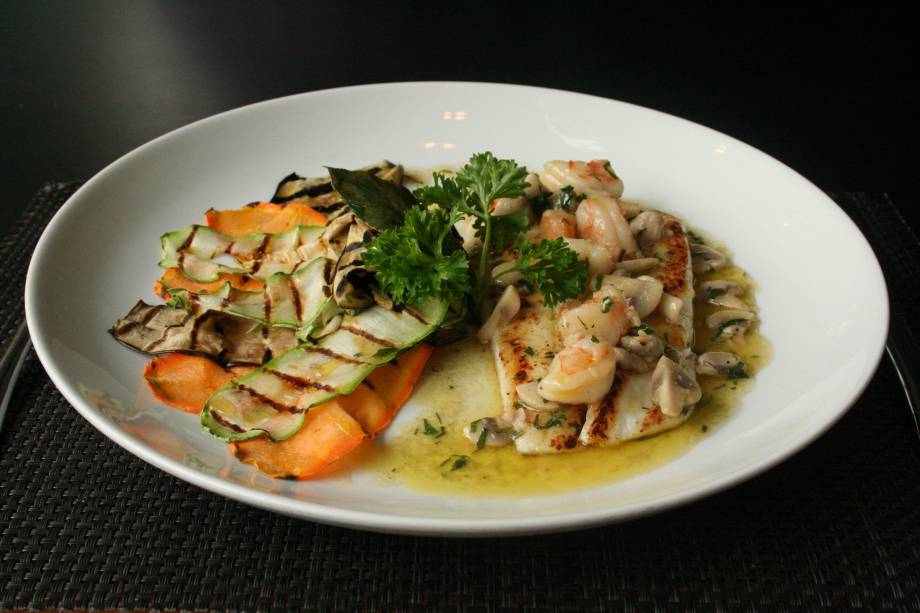 Sogliola grigliato com champignon e gamberi (linguado grelhado ao molho de champignon e camarão com legumes grelhados, R$ 52,00) Sogliola grigliato com champignon e gamberi (linguado grelhado ao molho de champignon e camarão com legumes grelhados, R$ 52,00)