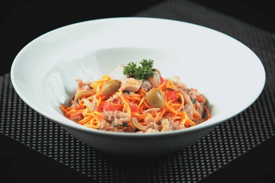 Tagliolini ao ragu de coelho e azeitona verde: opção do italiano Zucco Tagliolini ao ragu de coelho e azeitona verde: opção do italiano Zucco
