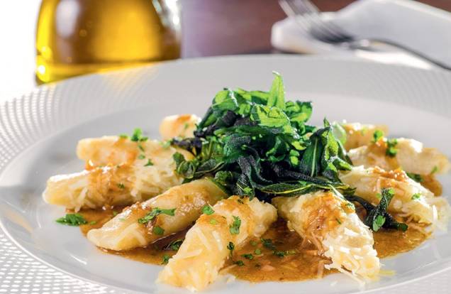 Nhoque recheado de cabrito coberto por sálvia Nhoque recheado de cabrito coberto por sálvia