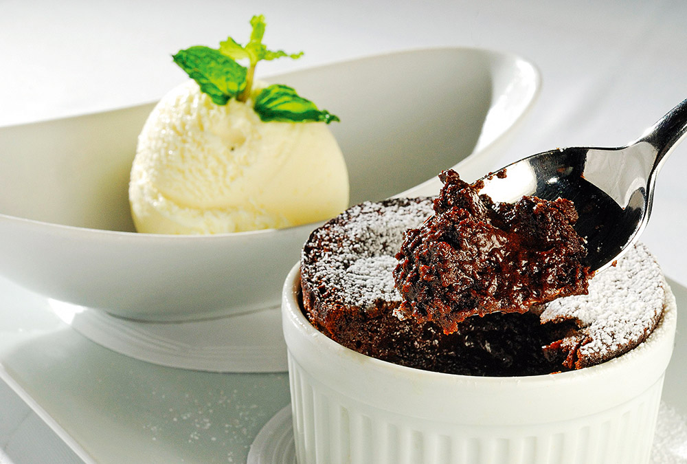zucco_souflet-di-cioccolato-al-forno-a-legno-con-gelato-sufle-de-chocolate-ao-forno-a-lenha-com-sorvete-de-creme-_divulgacao06-jpg.jpeg