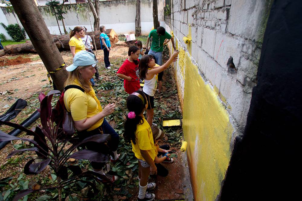 Crianças participam de mutirão para revitalizar praça na zona sul