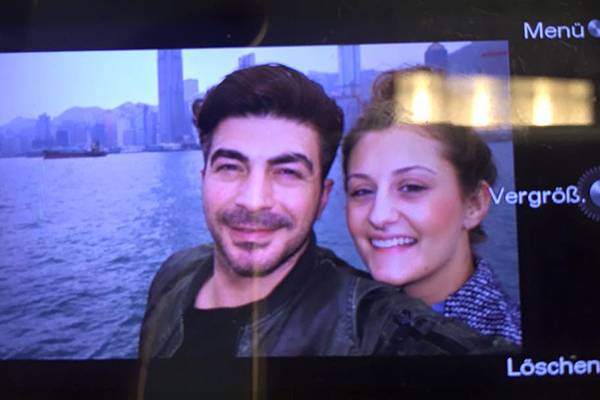 Mulher conta com a ajuda da internet para a encontrar casal que perdeu câmera em Hong Kong