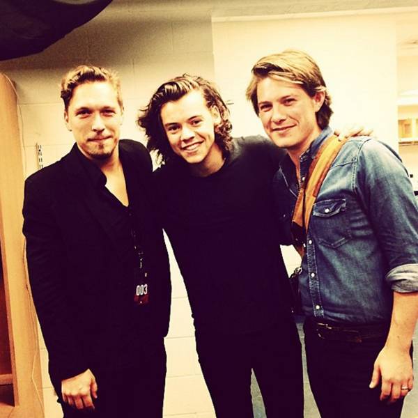 Vinte anos após o lançamento de “MMMBop”, veja como estão os irmãos Hanson