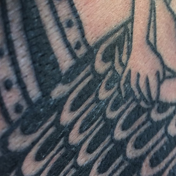 Após suspense, Adam Levine mostra nova tatuagem que demorou seis meses para ser concluída