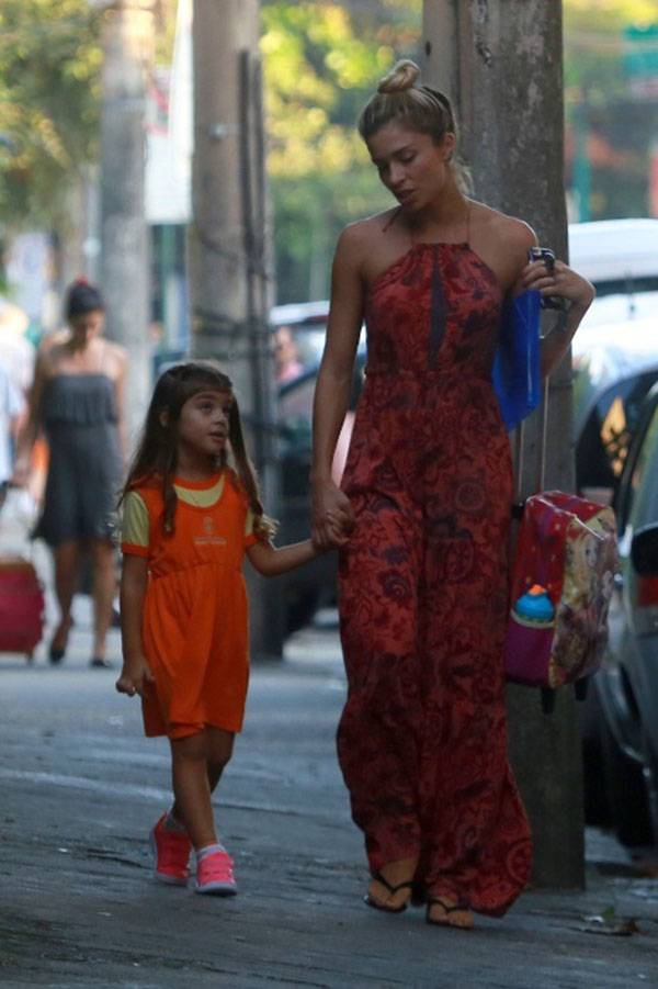 Ela cresceu! Filha de Grazi Massafera e Cauã Reymond chama atenção pelo tamanho em passeio no Rio de Janeiro