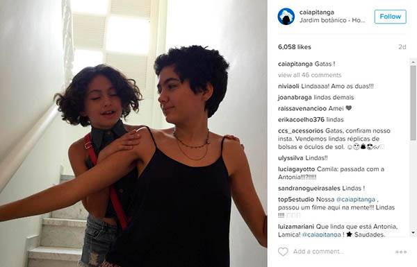 Camila Pitanga publica foto da filha de 8 anos de idade, Antônia, brincando com a irmã mais velha