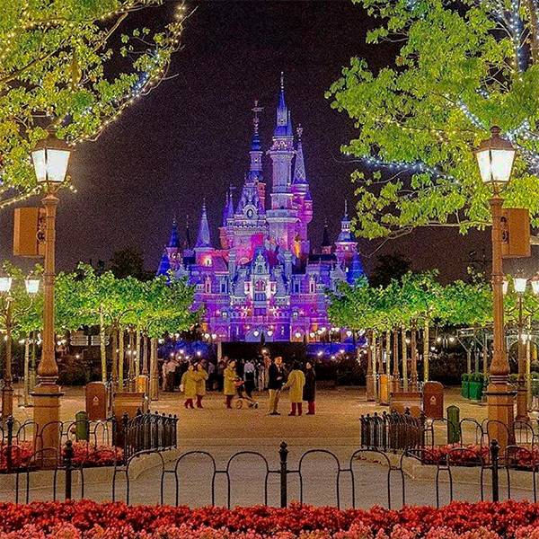 Inspirada no filme “TRON”, primeiras imagens da nova montanha-russa da Disneyland impressionam