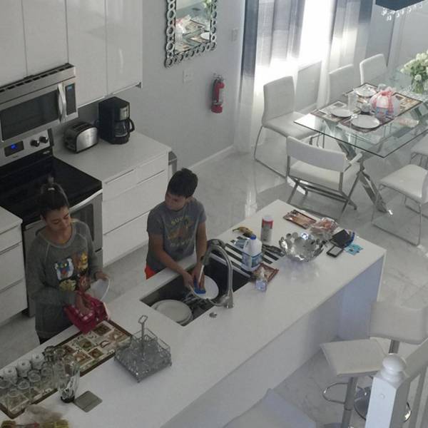 Filhos de Xanddy e Carla Perez chamam atenção da internet com foto lavando a louça; veja o “antes e depois”