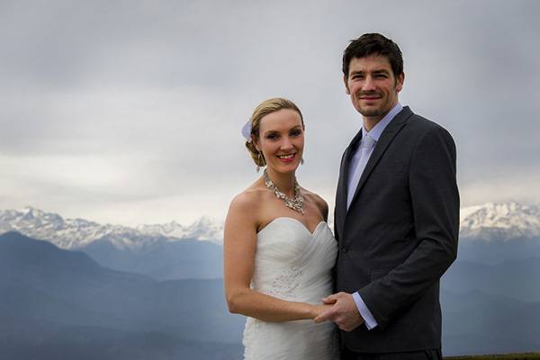 No lugar de um casamento tradicional, este casal resolver realizar oito cerimônias ao redor do mundo