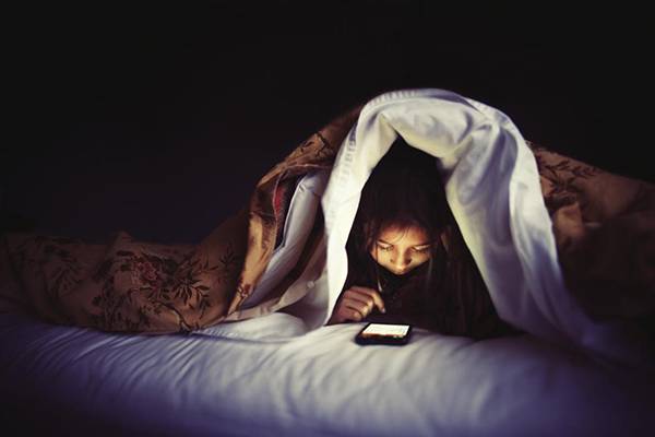 Duas mulheres tiveram cegueira temporária após usar celulares na cama