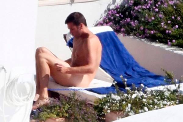 Tom Brady, marido da modelo Gisele Bündchen, é flagrado tomando sol nu na Itália