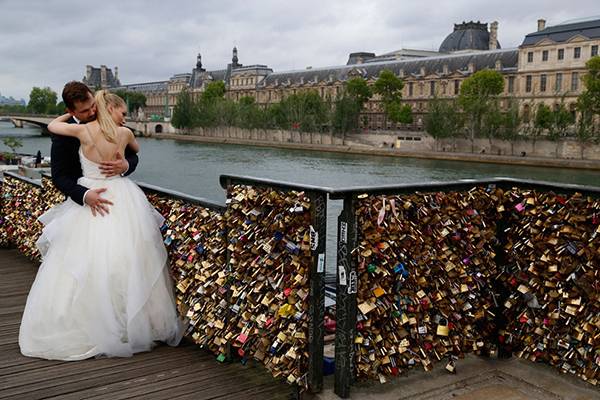 Prefeitura de Paris retira “cadeados do amor” para impedir que ponte entre em colapso