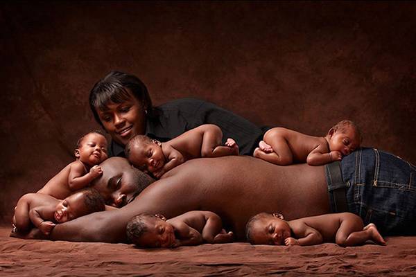 Pais de sêxtuplos recriam foto que fez sucesso na internet seis anos após nascimento dos bebês