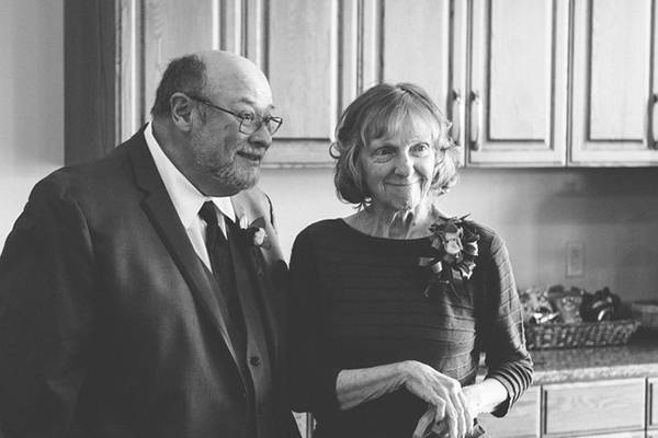 Filha encontra maneira perfeita para surpreender mãe com Alzheimer em seu casamento