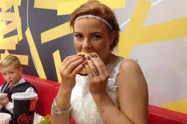 Noiva resolve comer hambúrguer no dia de seu casamento e o motivo é para lá de fofo