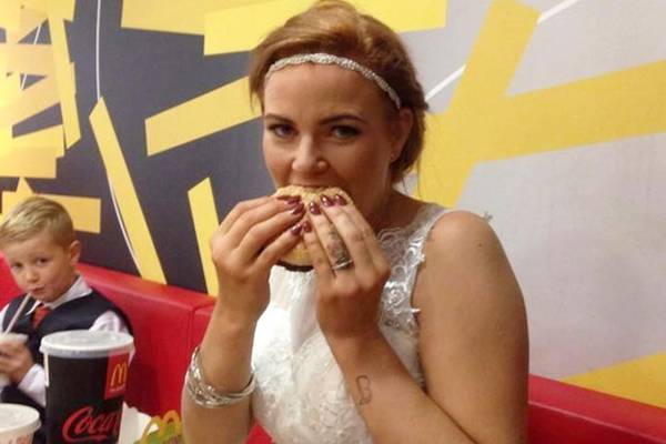 Noiva resolve comer hambúrguer no dia de seu casamento e o motivo é para lá de fofo