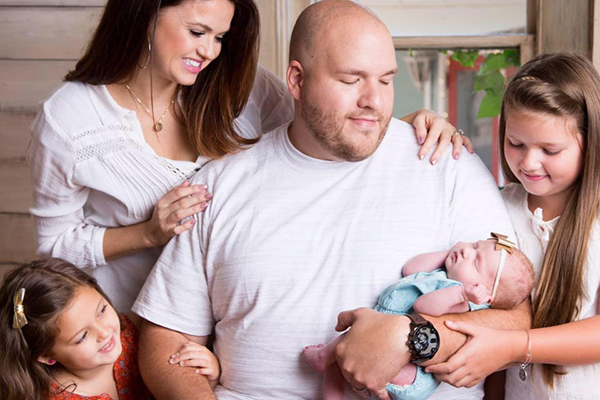 Mãe raspa parte do cabelo para animar filha que retirou tumor do cérebro