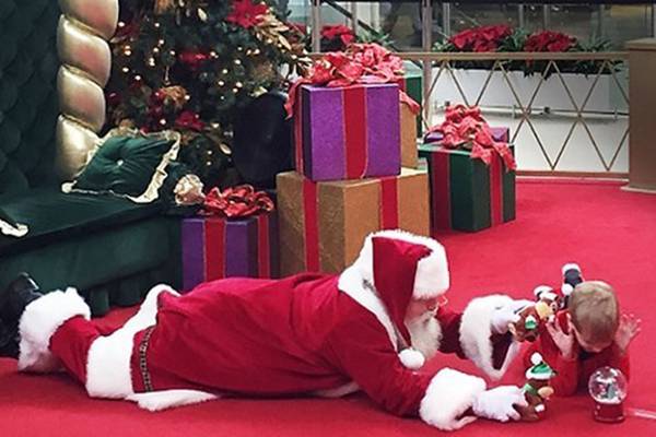 Papai Noel comove internet ao fazer DE TUDO para deixar confortável garotinho com autismo