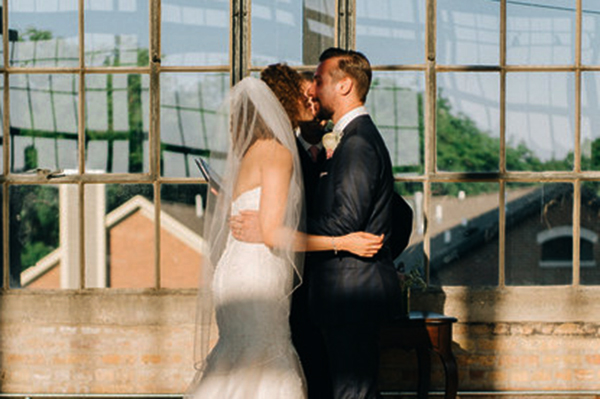 Madrinha desmaia bem na hora em que irmão beijaria a noiva