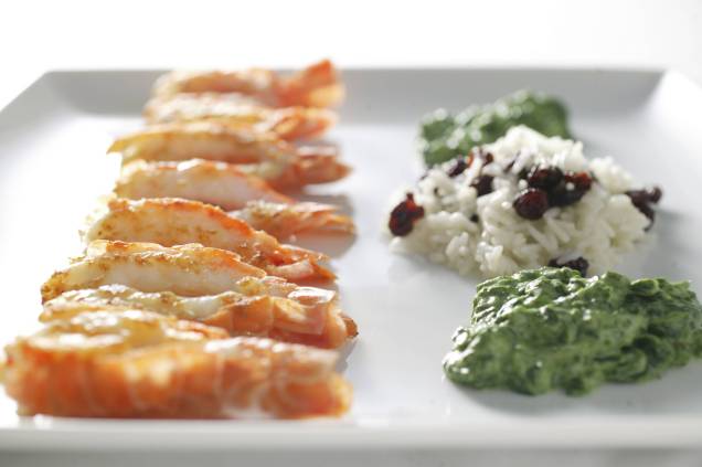 Cavaquinha grelhada na companhia de arroz de passas e creme de espinafre, do restaurante Antiquarius Cavaquinha grelhada na companhia de arroz de passas e creme de espinafre, do restaurante Antiquarius