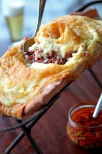 Escondidinho na telha: petisco cl&aacute;ssico do Bodegaia (foto: Romero Cruz)