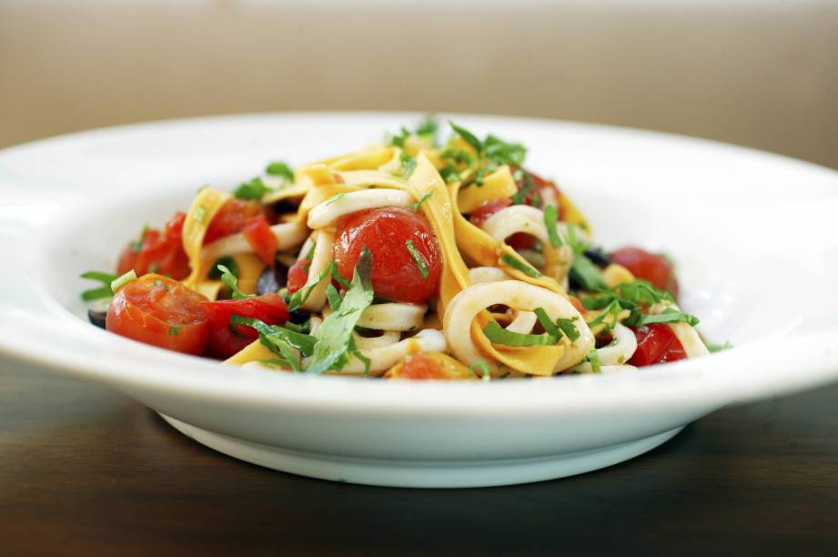 Fettuccine com lula, tomate-cereja, rúcula e azeitonas ao forno Fettuccine com lula, tomate-cereja, rúcula e azeitonas ao forno