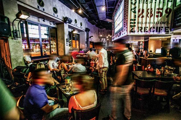 Salão com música ao vivo e telão Salão com música ao vivo e telão