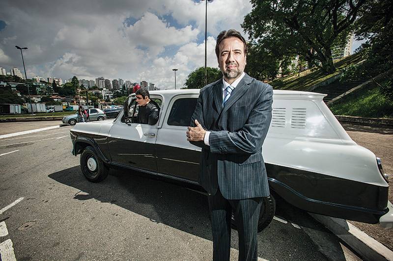 Ex-delegado circula por São Paulo com falso camburão