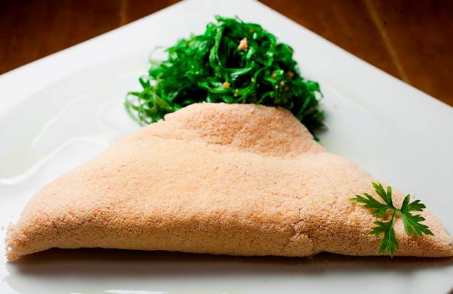 Crepe de tapioca recheado de abóbora e carne-seca, acompanha couve refogada Crepe de tapioca recheado de abóbora e carne-seca, acompanha couve refogada