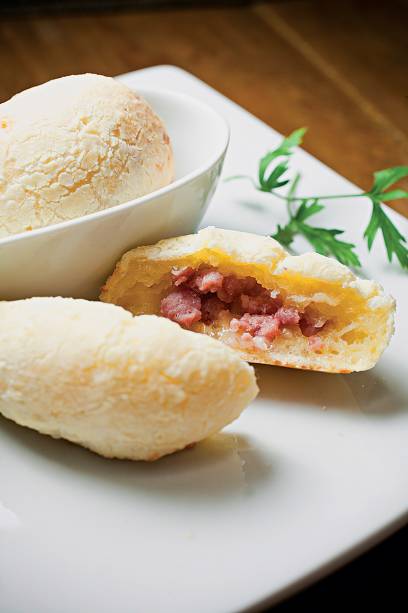 Para petiscar, o pão de queijo da Serra da Canastra e tapioca com linguiça é assado na hora Para petiscar, o pão de queijo da Serra da Canastra e tapioca com linguiça é assado na hora