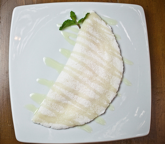 Tapioca repleta de coco fresco ralado e leite condensado sem exageros Tapioca repleta de coco fresco ralado e leite condensado sem exageros