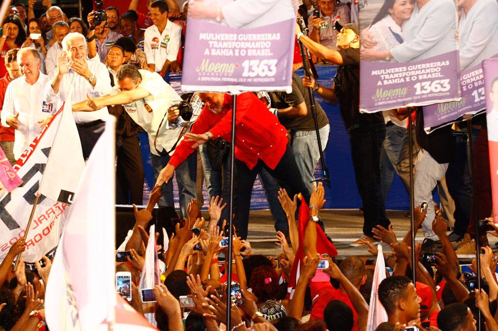 Ex-presidente Lula cai durante comício na Bahia; veja outras 5 celebridades que tomaram tombos memoráveis