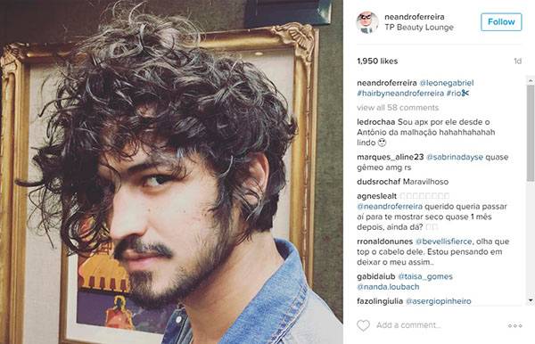 Após o fim da novela “Velho Chico”, Gabriel Leone muda o visual e aposta em cachos bem definidos