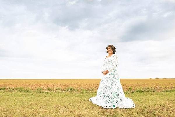 Noiva demora oito meses para produzir, do zero, vestido de casamento dos sonhos
