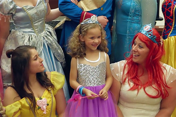 Garotinha de 5 anos de idade é surpreendida com princesas da Disney em audiência sobre adoção