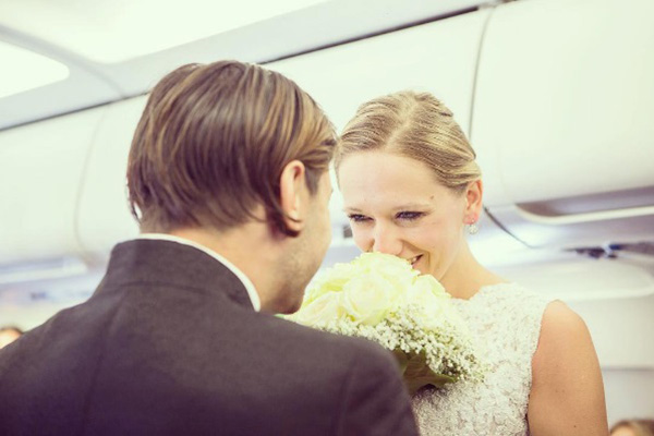 Rapaz pede namorada em casamento, organiza cerimônia e vai para lua de mel em voo de 2 horas