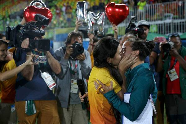 Brasileira da seleção de rúgbi é pedida em casamento por voluntária dos Jogos Olímpicos