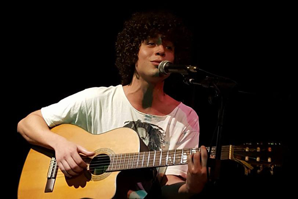 Filho de Cássia Eller também aposta na música como carreira e surpreende pela semelhança com a mãe