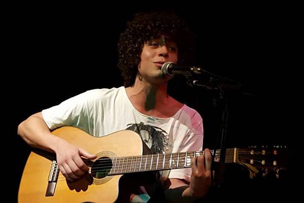 Filho de Cássia Eller também aposta na música como carreira e surpreende pela semelhança com a mãe
