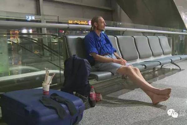 Homem vai parar no hospital após viajar 4 500 quilômetros para encontrar “namorada” virtual