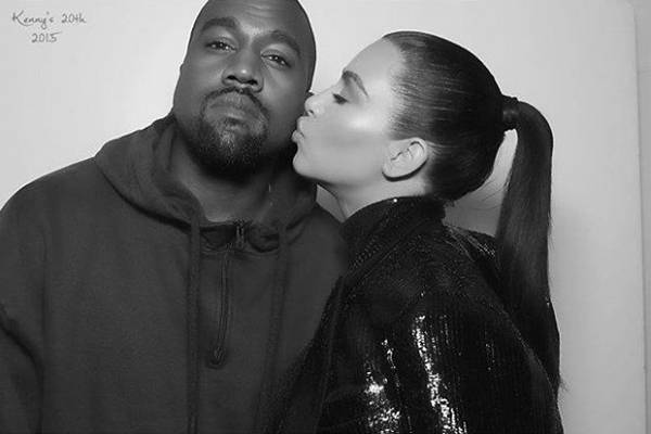 Kim Kardashian compartilha foto sem edição, muda de ideia e compartilha imagem “perfeita”