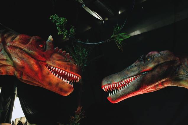 Duas das vinte réplicas de dinossauros de Era T-Rex Duas das vinte réplicas de dinossauros de Era T-Rex