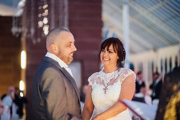 Para apoiar marido com câncer terminal, mulher raspa a cabeça no dia de seu casamento