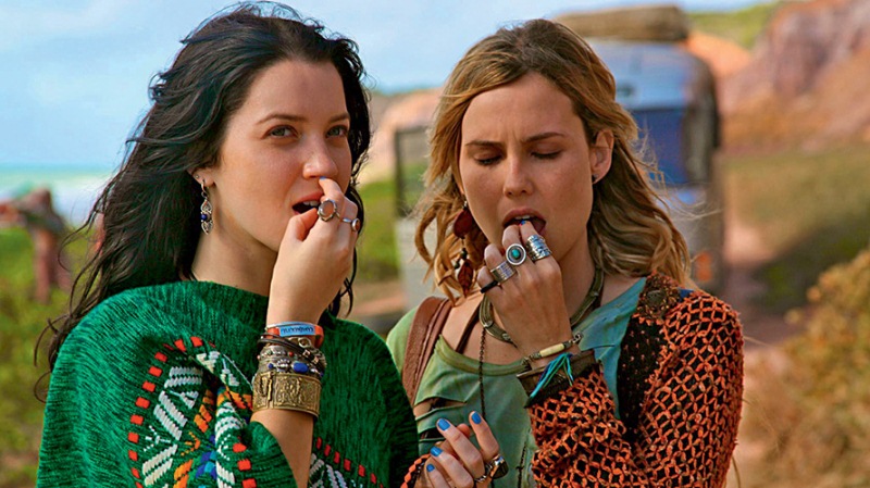 Nathalia Dill e Lívia de Bueno em Paraísos Artificiais Nathalia Dill e Lívia de Bueno em Paraísos Artificiais