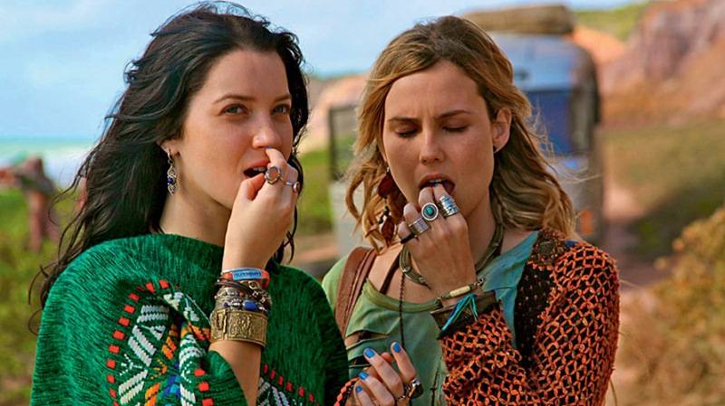 Nathalia Dill e Lívia de Bueno em Paraísos Artificiais Nathalia Dill e Lívia de Bueno em Paraísos Artificiais